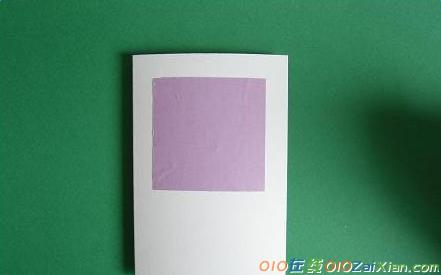 3 把第一张卡纸对折小窍门对折时先用小刀轻轻的划一道这样折纸