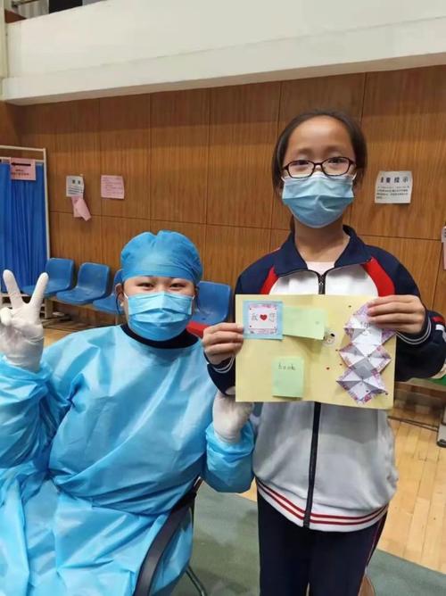 暖心|学生自制贺卡献给疫苗接种现场医护人员
