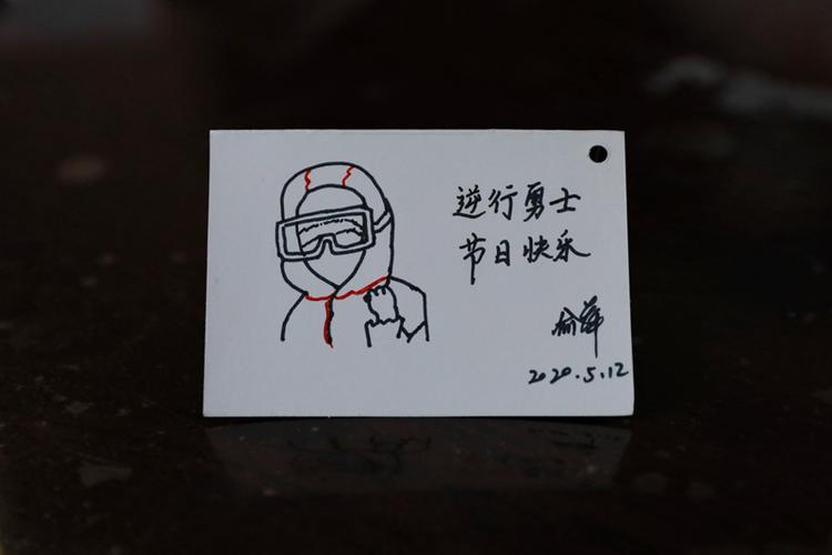 无锡二院icu护士长俞萍为援鄂和在无锡驻守的护士们手绘贺卡在护士节