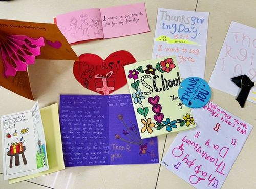 一路前行六年级举办感恩节贺卡展示活动 写美篇为了增强学生英语