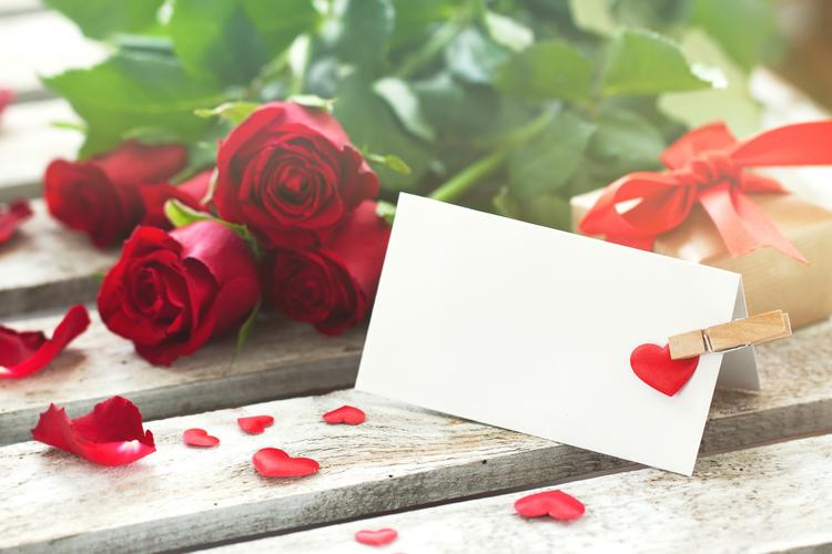 情人节玫瑰木板红色心形符号模板贺卡花卉照片2560x1706