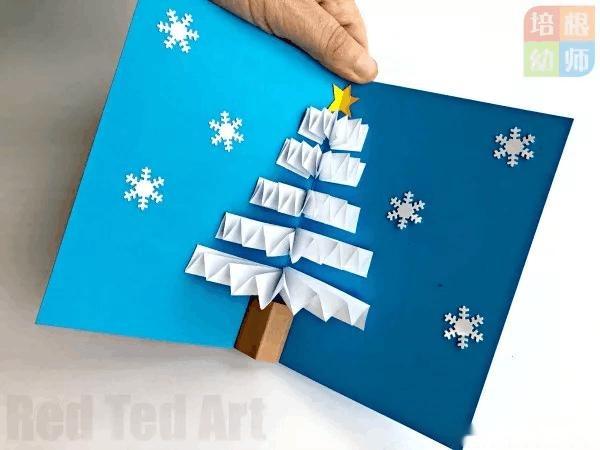 4.最后粘贴上星星和雪花装饰立体圣诞树贺卡就做好了. 2.