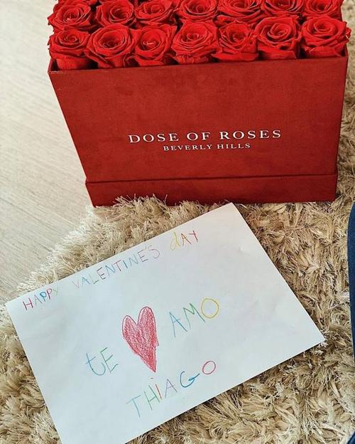安妞情人节收浪漫礼物梅西送玫瑰花蒂总手绘贺卡