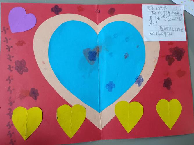 同学们怀着一颗感恩的心亲手制作了大方新颖美观的贺卡.