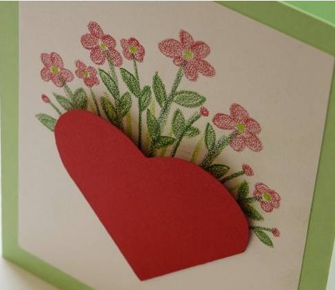 做法用泡沫胶将心形卡纸粘贴在贺卡上然后请幼儿随意涂鸦.