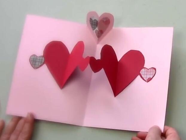 纸艺网常常推荐大家尝试使用情人节贺卡来当做情人节手工礼物主要