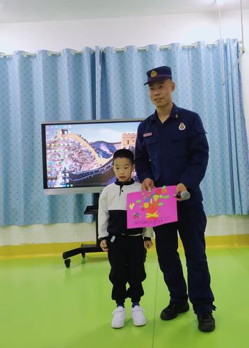 大班的小朋友为消防员叔叔送上感恩贺卡感谢他们的辛苦付出.