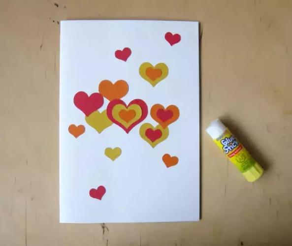 毕业季爱心系列贺卡 用心形图案粘贴在空白的贺卡纸上加以简单描绘