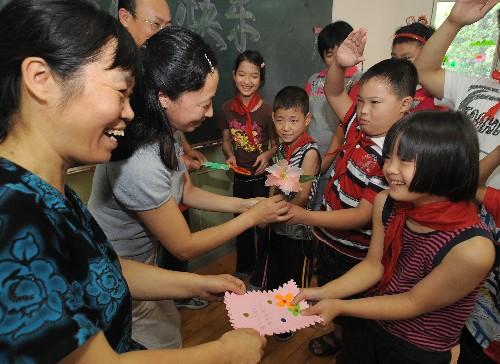 9月9日杭州健康实验学校的孩子们将自己制作的贺卡送给老师.