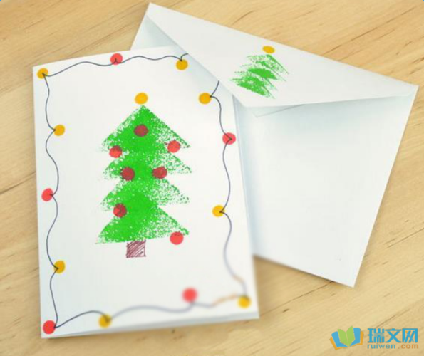 第1步我们先把贺卡纸对折一下接下来的圣诞树要制作到封面的一面