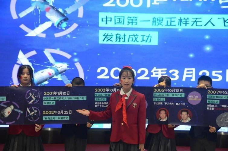 盘点2021年中国航天的成就队员们课前制作航天知识手抄报辅导员对