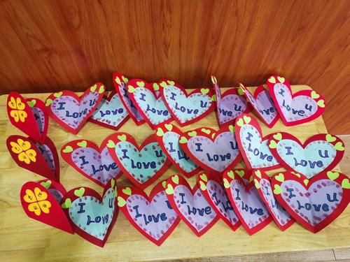 这是孩子们制作的感恩节贺卡 浓浓的爱意全部提现在贺卡里