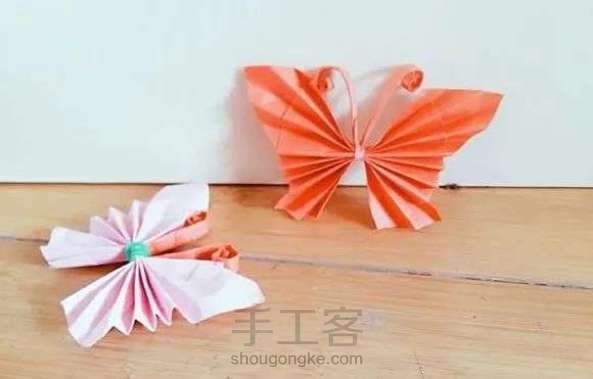 分享一个简单的折纸教程先折出衣服的样子再慢慢调整成美丽蝴蝶.