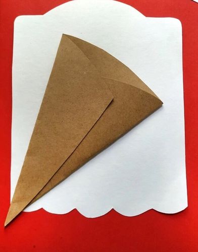 贺卡用白色卡纸做衬底用牛皮纸折成花束的形状然后用双面胶粘起来
