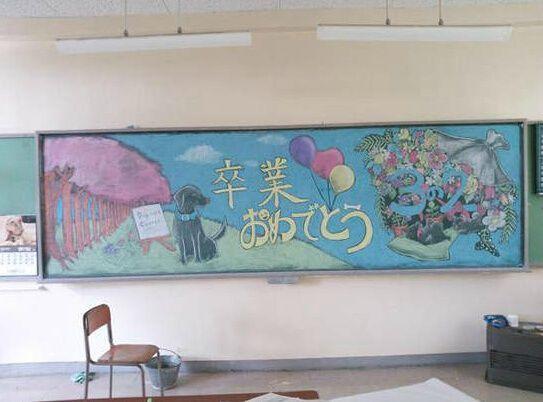 日本毕业季同学们纷纷用黑板报来表达离别不舍之情