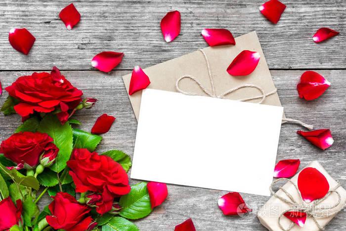 空白的白色贺卡和信封与红色玫瑰花 花瓣和礼物盒