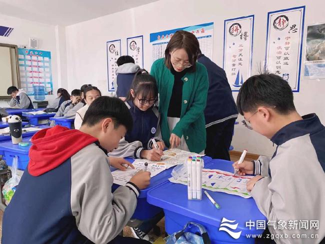 我们的气候和天气河南省灵宝市高新学校英语班的学生举行英语手抄报