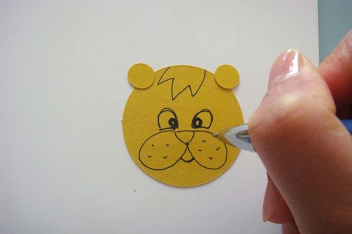 这张小狮子的贺卡是用纽扣和彩纸制作的是不是很有创意呢