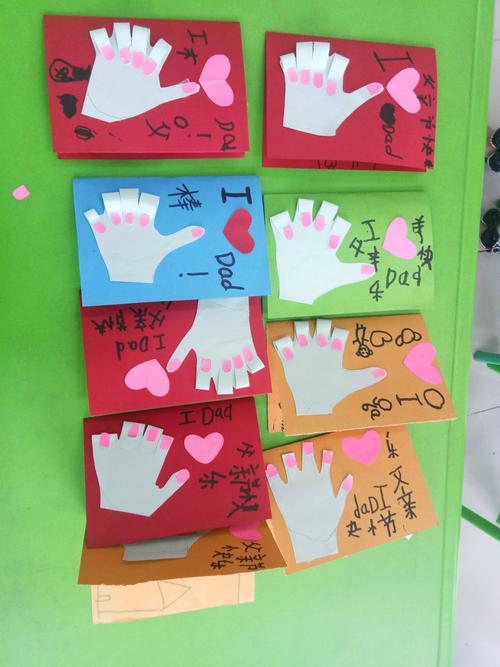 大班的小朋友制作了节日贺卡在贺卡的封面上有一个大大的大拇指这