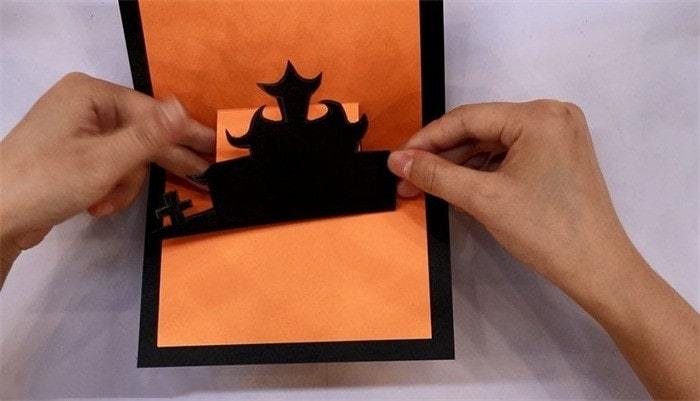 1准备一张长方形橙色卡纸.万圣节立体贺卡制作教程