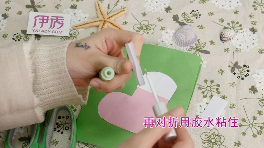 伊秀生活网 视频  正文剪一张卡纸作为贺卡用粉色和白色的纸分别剪