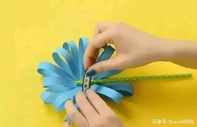 重阳节的幼儿园作业纸杯菊花贺卡