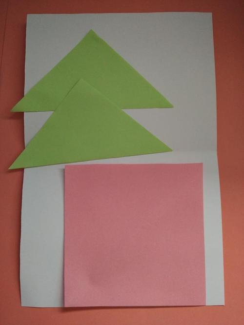 粉色正方形折蝴蝶结两张一样绿色三角形折小铃铛 贺卡里面贴纸条做