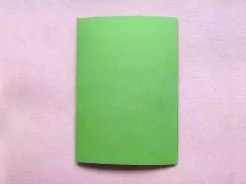 准备好贺卡底板外面采用绿色卡纸折叠成贺卡造型.