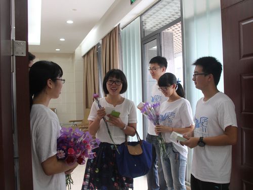 大学庆祝第三十一个教师节暨先进表彰会收到学生们的献花和贺卡时