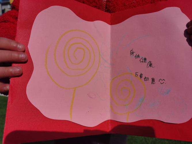 写美篇在这个欢喜的节日里小二班小朋友们制作了美丽的贺卡表达自己