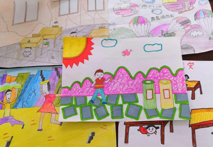 金桥中心小学各级开展了以防震减灾为主题的绘画及手抄报活动