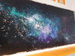 下图是板报网带来的 星空黑板报插图用粉笔画出独具特色的天空让人