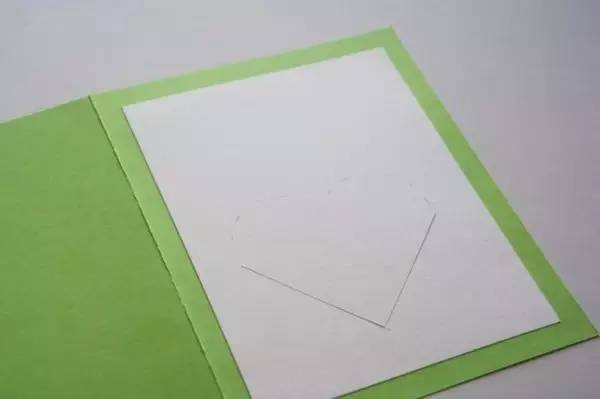按模板一同剪裁下来对折另一张彩色卡纸来制作贺卡主体取一张白色
