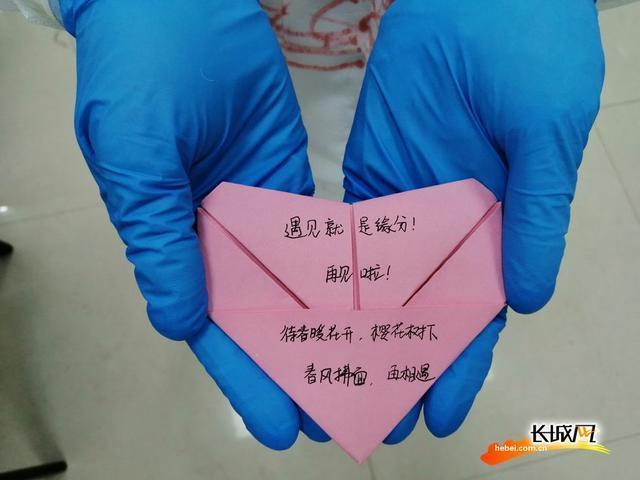 医疗队为出院患者制作了心连心贺卡并送去了祝福鼓励她们勇敢的
