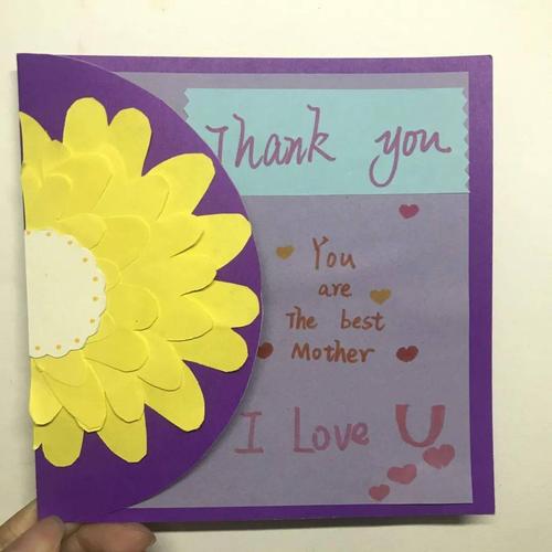 以制作贺卡的方式送一份礼物给母亲让儿童学会勇敢表达对母亲的爱意