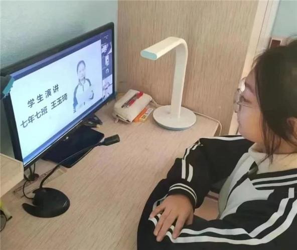 沈阳市第一四三中学开展了线上主题砺省课组织了手抄报绘制以声传情