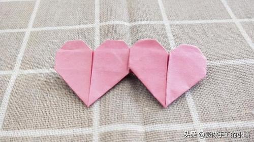 可以在七夕情人节编一个双心折纸送给心中喜欢的同学或是朋友虽然