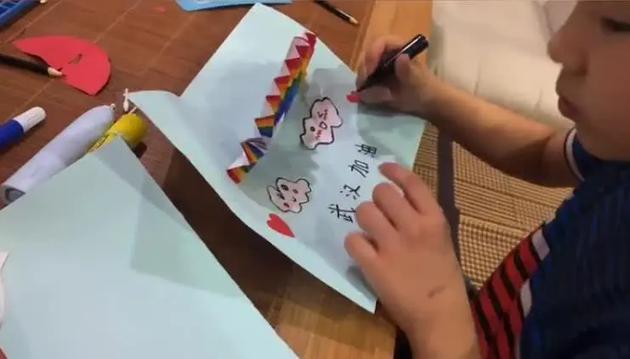 黄圣依与儿子安迪做蛋糕庆生 手写贺卡为武汉加油