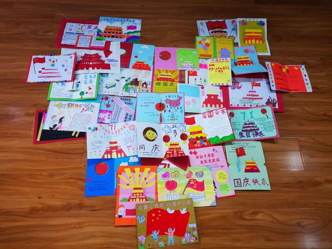 孩子们和自己的爸爸妈妈们一起制作贺卡表达自己对祖国妈妈生日的美好