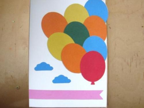 三八妇女节贺卡的图片2   将气球图案粘贴在白色卡纸上.