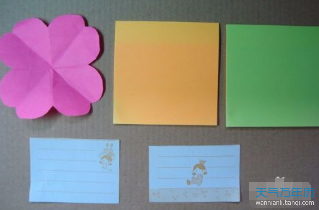 立体贺卡的彩纸上有了两朵美丽的花但还缺少立体贺卡的主题需要在