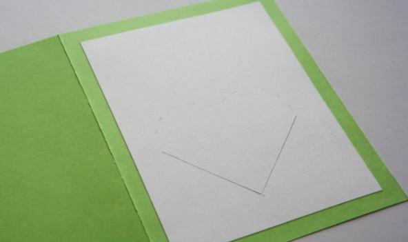 准备对折的卡纸来制作贺卡主体.4.裁切白色的卡纸作为内里.